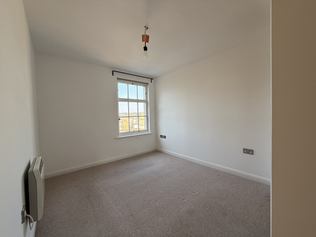 Lot: 27 - ONE-BEDROOM APARTMENT IN CITY CENTRE - Bedroom area